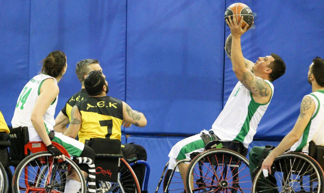 Μαρτσάκης: «Το κράτος ταπεινώνει τα ΑμεΑ»