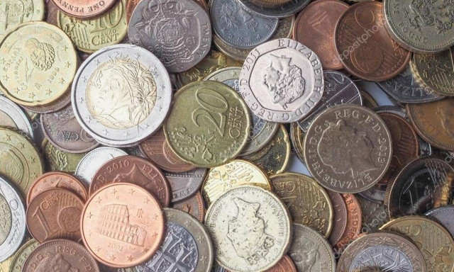 Μυστήριο: Άγνωστος αφήνει πακέτα με λεφτά στους δρόμους