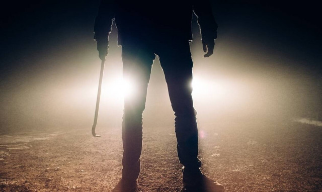 Φρίκη: Πήγαινε βόλτα το παιδί της με το καροτσάκι και τη μαχαίρωσε στην πλάτη (pics)