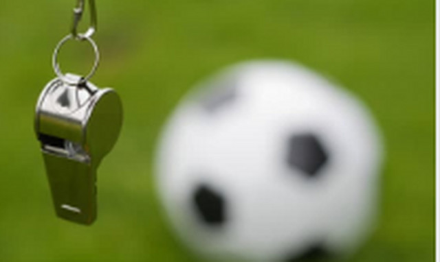 Χαμός σε ποδοσφαιρικό αγώνα: Διαιτητές φιλήθηκαν στο στόμα (pics)