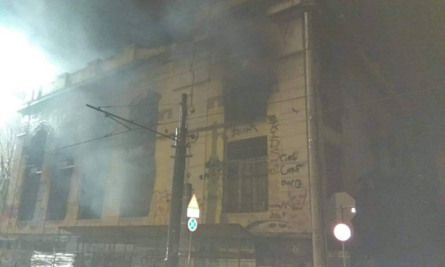 Τραγωδία στον Πειραιά: Νεκρό παιδί από φωτιά σε κτήριο (pics)