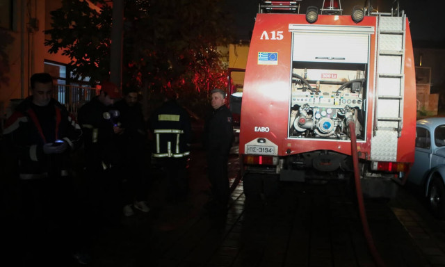 Πυρπόλησαν δύο αυτοκίνητα τα ξημερώματα στα Πετράλωνα