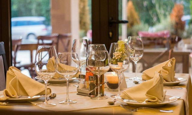 Απίστευτο: Πήγε να φάει σε εστιατόριο – «Πάγωσε» με αυτό που βρήκε στο πιάτο του (pics)