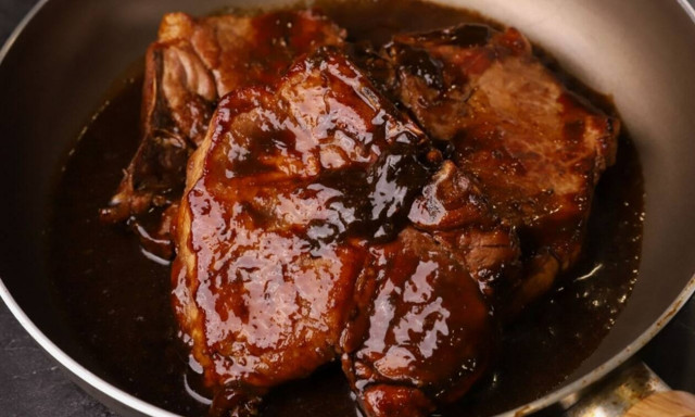 Χοιρινή μπριζόλα με σάλτσα μελάσας