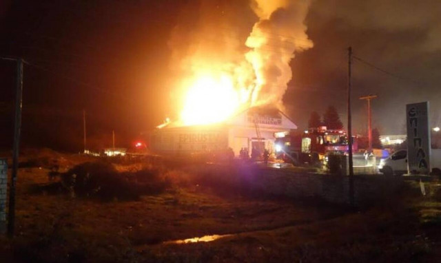 Φωτιά σε κτήριο στην Ε.Ο. Ιωαννίνων - Αθηνών (pics+vid)