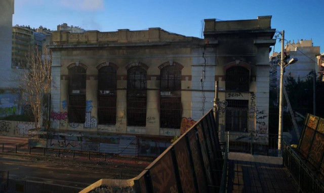 Πειραιάς: Οι πρώτες εικόνες από το σημείο της τραγωδίας - Νεκρό 3χρονο παιδί σε πυρκαγιά