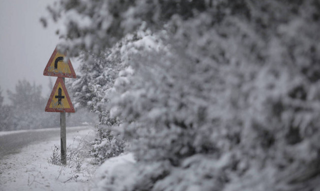 Καιρός-«Ηφαιστίων»: Μάχη για να κρατηθεί το οδικό δίκτυο ανοιχτό - Προβλήματα σε Μαγνησία και Αχαΐα