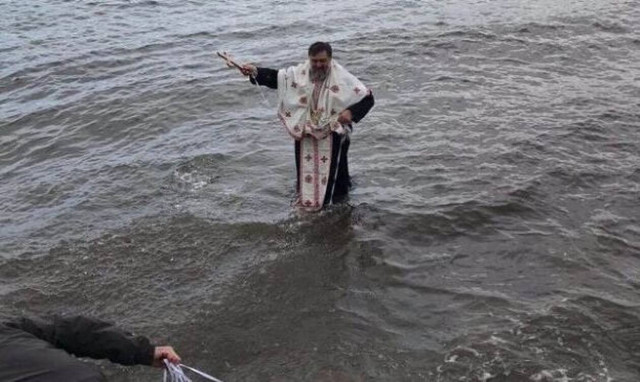 Θεοφάνεια - Φθιώτιδα: Δεν βούτηξε κανένας και... έπεσε ο παπάς για το Σταυρό