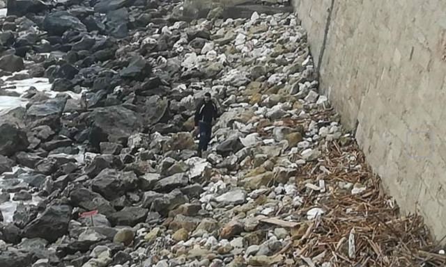 Ηράκλειο: Αναστάτωση στην παραλιακή - Δείτε τι εμφανίστηκε στα βράχια (photos)