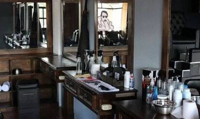 Χαμός σε κουρείο: Τα έκανε «γυαλιά-καρφιά» - Εξαφανίστηκαν όλοι (pics)