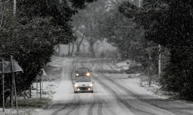 Κακοκαιρία - «Ηφαιστίων»: Χιονίζει στην Αττική - Στα λευκά τα βόρεια προάστια (pics)