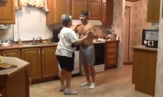 Μάνα και γιος χορεύουν το αγαπημένο τους τραγούδι και το ίντερνετ… καταρρέει!