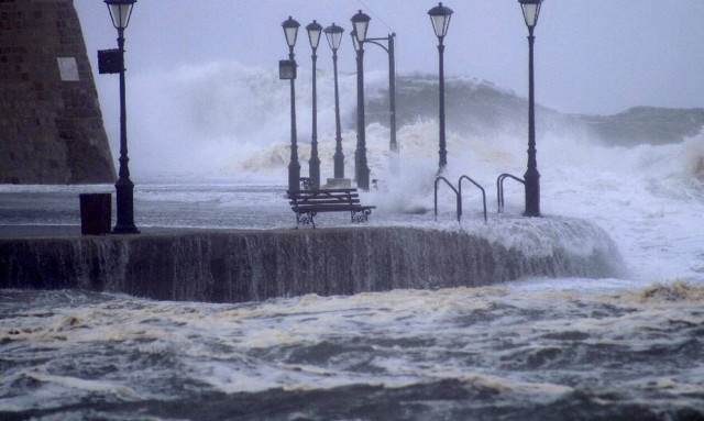 Κακοκαιρία - Ηφαιστίων: «Βούλιαξε» το Ενετικό Λιμάνι των Χανίων - Απίστευτες εικόνες