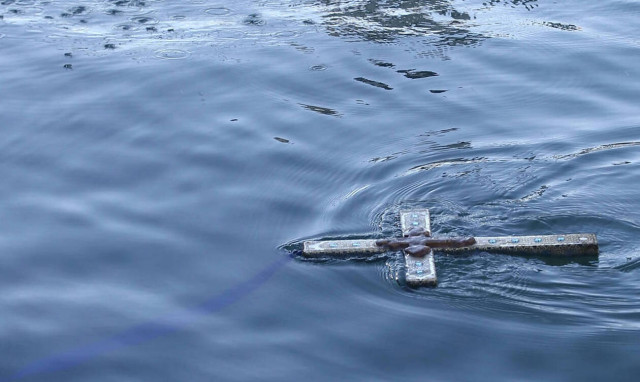 Θεοφάνεια: Απίστευτο περιστατικό στην Κεφαλονιά - Θυελλώδεις άνεμοι ρίχνουν τον ιερέα στη θάλασσα