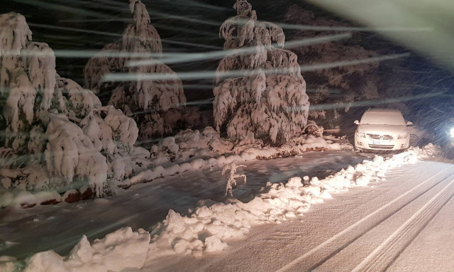 Καιρός - «Ηφαιστίων»: Θάφτηκαν στο χιόνι τα Βίλια - Βροχή και ψύχος αλλά ούτε... νιφάδα στην Αθήνα