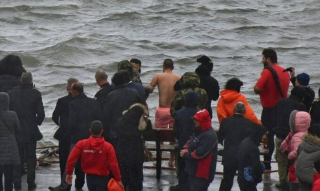 Θεοφάνεια - Χανιά:  Έπεσε για τον Σταυρό και βούτηξε ναυαγοσώστης για να τον σώσει