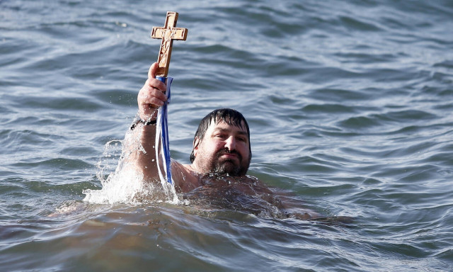 Θεοφάνεια 2020: Με λαμπρότητα -αλλά μετ’ εμποδίων λόγω κακοκαιρίας- οι εορτασμοί σε όλη τη χώρα