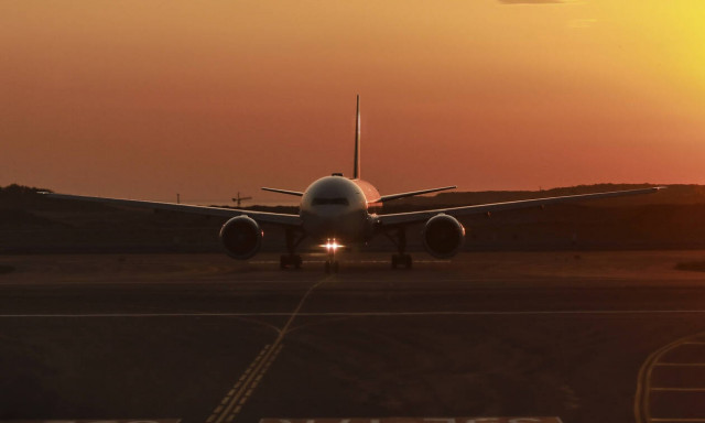 Αναστάτωση στο αεροδρόμιο της Κωνσταντινούπολης: Boeing έφυγε από τον διάδρομο (vid)