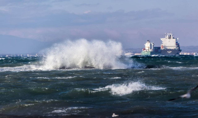 Κακοκαιρία - «Ηφαιστίων»: Συνεχίζεται το θρίλερ στο Μυρτώο πέλαγος με το ακυβέρνητο «AEOLOS»