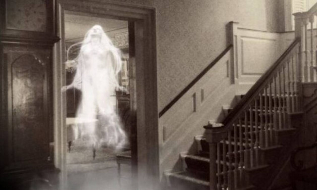 Ανατριχιαστική σκιά εμφανίζεται δίπλα στην ξύλινη πόρτα! (vid)