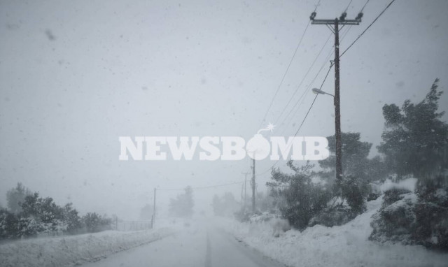 Κακοκαιρία Ηφαιστίων: Πού υπάρχουν προβλήματα στην ηλεκτροδότηση - Στους δρόμους η ΔΕΔΔΗΕ