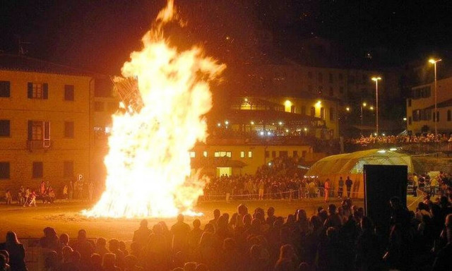 Παραλίγο τραγωδία σε πανηγύρι - Φλόγες έβγαιναν από τα μαλλιά του κόσμου (vid)