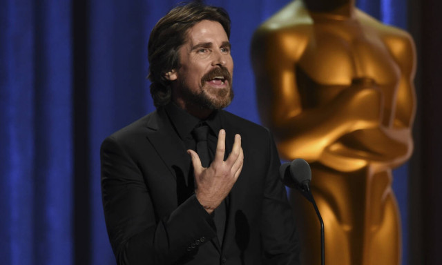 Ο Κρίστιαν Μπέιλ σε ρόλο στην ταινία «Thor: Love and Thunder» (video)