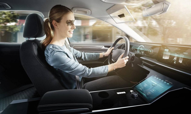 Στο μέλλον ακόμα και τα σκιάδια των αυτοκινήτων θα είναι έξυπνα 