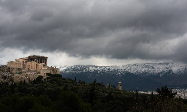 Καιρός: Ο «Ηφαιστίων» υποχωρεί αλλά θα χιονίσει και σήμερα - Δείτε πού - Αναλυτικά η πρόγνωση
