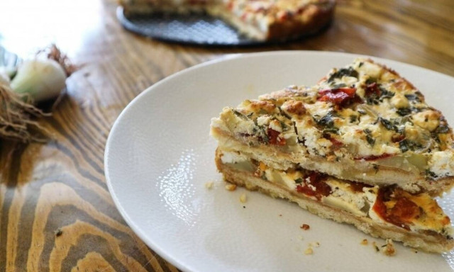 Η συνταγή της ημέρας: Τάρτα με πατάτες, φρέσκια κρεμμυδάκια και γκούντα