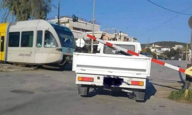 Λαμία: Φορτηγάκι προσπάθησε να περάσει τις γραμμές και το πλάκωσαν οι προστατευτικές μπάρες