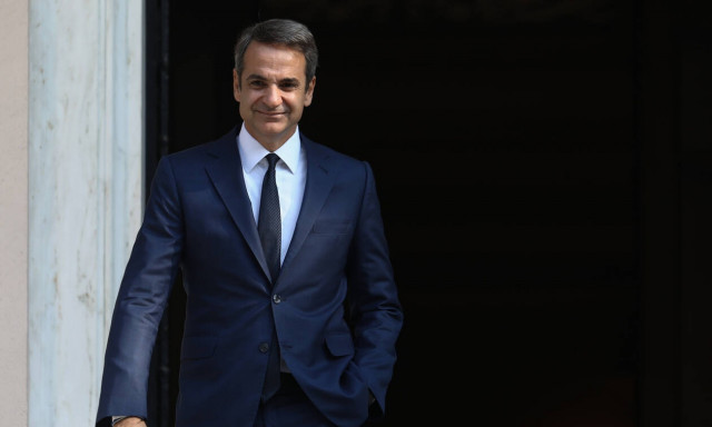 Ο Μητσοτάκης ενημερώνει τους πολιτικούς αρχηγούς: Τι θα τους πει για εθνικά, εκλογικό νόμο και ΠτΔ