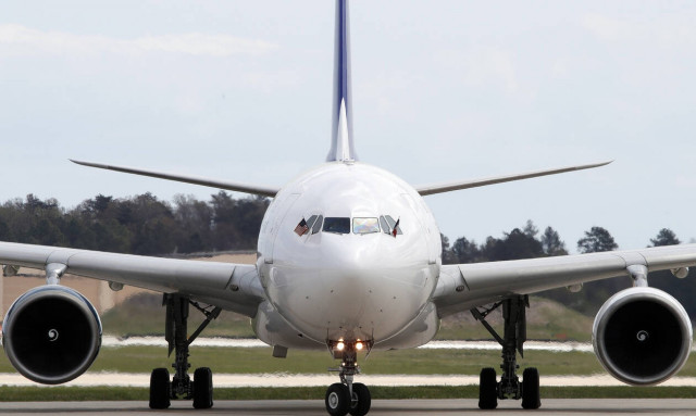 Προσγείωση - θρίλερ: Τρύπησε το δάπεδο αεροσκάφους (pics)