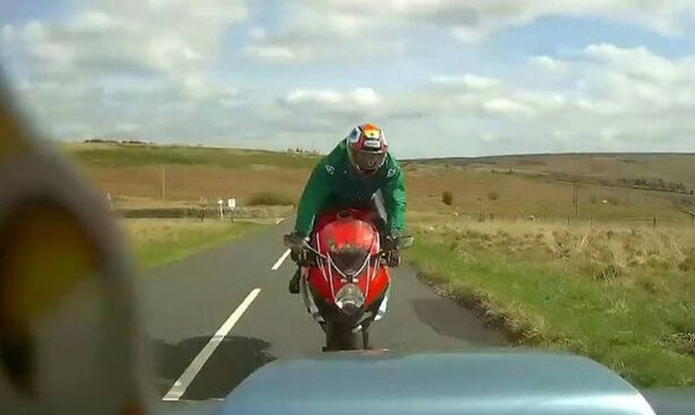 Εικόνες που κόβουν την ανάσα: Μοτοσικλετιστής τρακάρει μετωπικά με αυτοκίνητο 