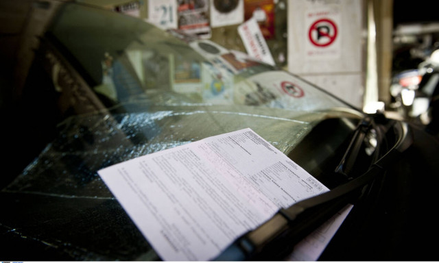 Τρίκαλα: Πάρκαραν παράνομα - Δεν φαντάζεστε τι βρήκαν στο αμάξι τους