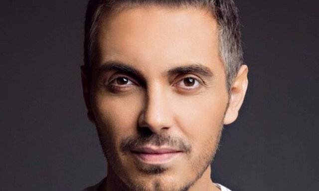 Ο Μιχάλης Χατζηγιάννης ερμηνεύει το τραγούδι του «Καφέ της χαράς»