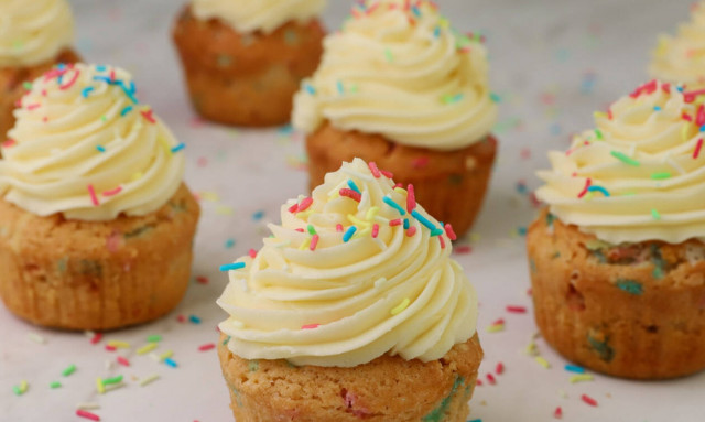 Η συνταγή της ημέρας: Πολύχρωμα Cupcakes με απίστευτη επικάλυψη