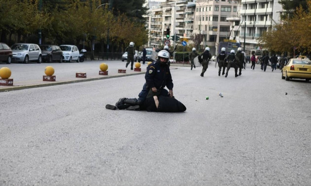 Κουκάκι: Ένταση κατά τη μεταγωγή των συλληφθέντων στην Ευελπίδων (pics)