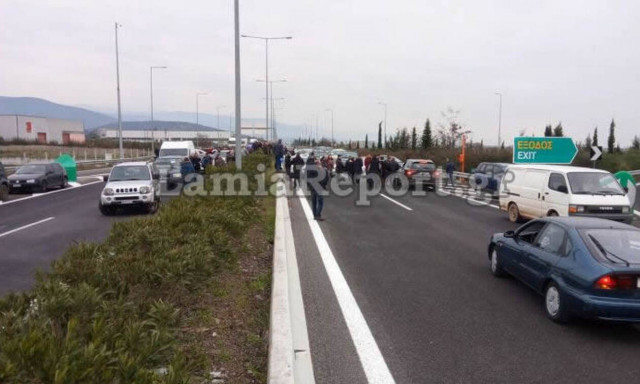 Λαμία: Έκλεισαν την Εθνική Οδό διαμαρτυρόμενοι για το hotspot στη Μαυρομαντήλα