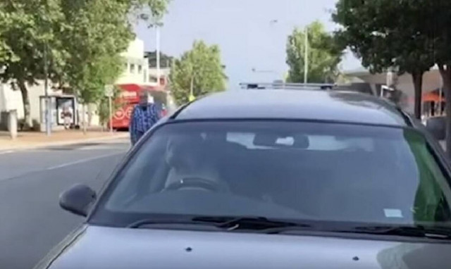 Απίθανος σκύλος κορνάρει στο αφεντικό του επειδή έχει αργήσει!