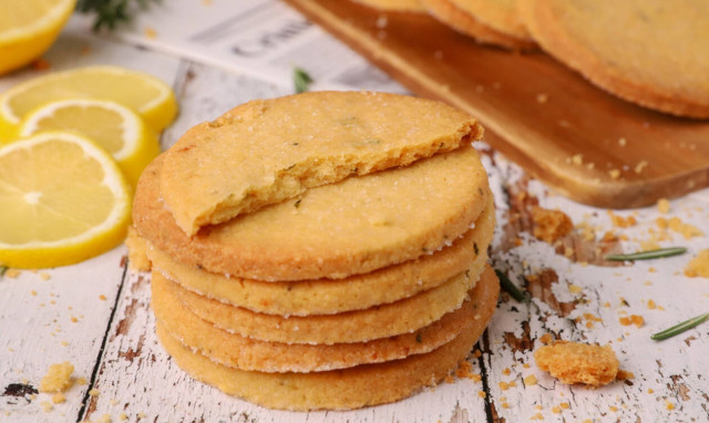 Πεντανόστιμη συνταγή: Μπισκότα με λεμόνι και δεντρολίβανο