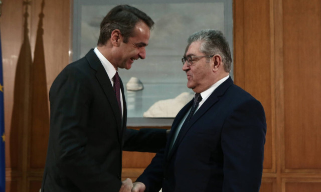 «Ο κόσμος ανάποδα! Εσύ με μπλε και εγώ με κόκκινη γραβάτα» - Ο διάλογος Μητσοτάκη-Κουτσούμπα