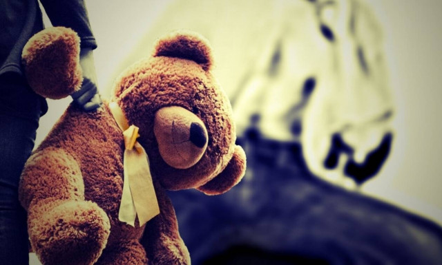 Φρίκη: 5χρονη ζούσε «αιχμάλωτη» σε άθλιες συνθήκες στο σκοτάδι επί χρόνια