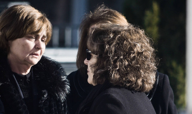 Συγκλονιστικές εικόνες: Η μητέρα της Ελένης Τοπαλούδη στην αγκαλιά της Μάγδας Φύσσα