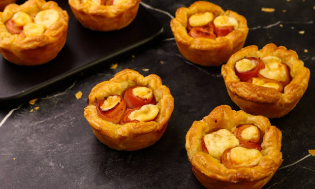 Πεντανόστιμη συνταγή: Πιτάκια με μπέικον και γραβιέρα