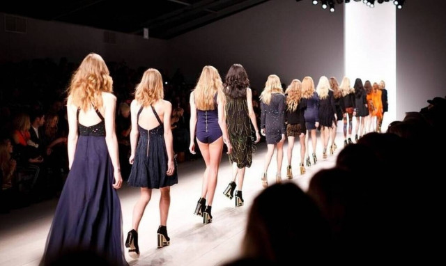 Επικό: Σκόνταψε, έπεσε και της… έφυγε το σουτιέν (vid)