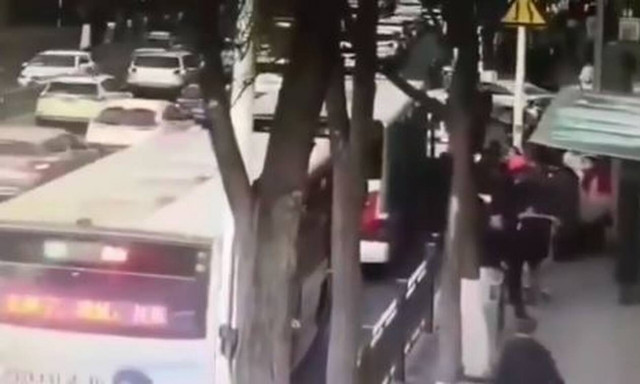 Τραγωδία: Άνοιξε η γη και «κατάπιε» λεωφορείο - Τουλάχιστον 6 νεκροί (pics+vid)