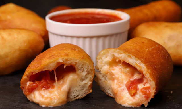 Λαχταριστή συνταγή για αφράτα πιτάκια με μοτσαρέλα και σάλτσα ντομάτας