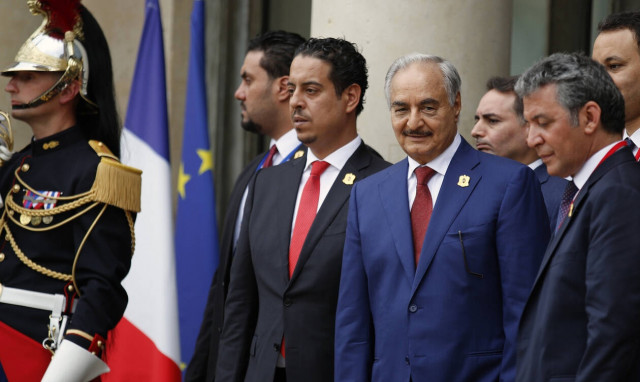 Γιατί έφυγε κακήν κακώς από τη Μόσχα ο Χάφταρ – Ξεκίνησαν οι εχθροπραξίες στη Λιβύη