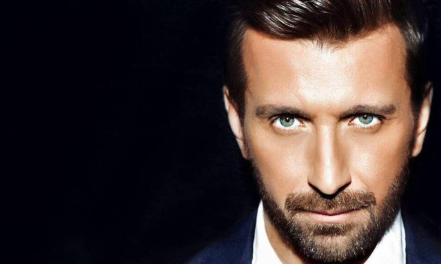 Ο Θάνος Πετρέλης μας κάνει… «Κούνια Μπέλα» με το νέο του τσιφτετέλι (video)